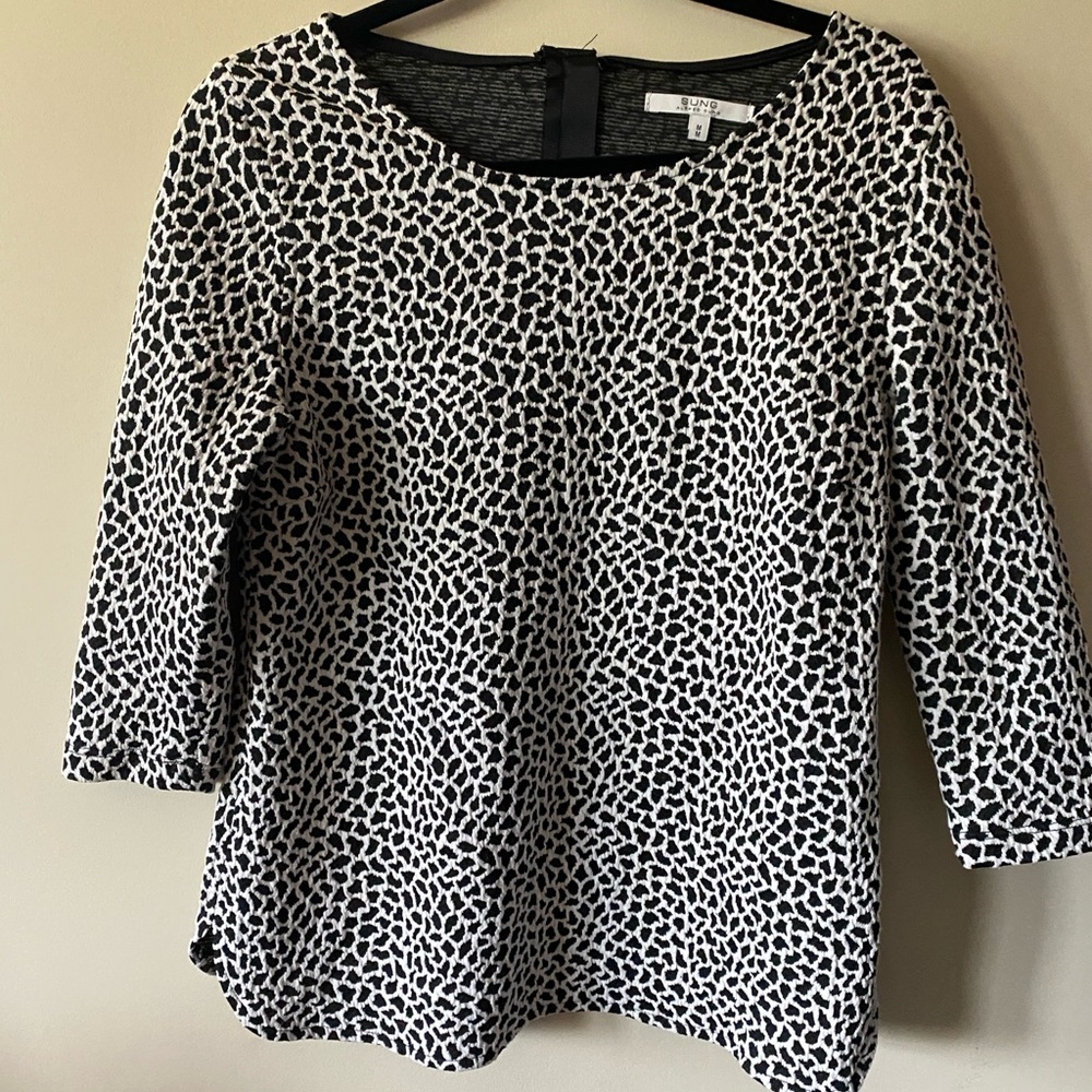 Alfred Sung Women's Black and White Patterned Top Medium